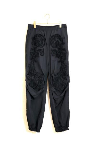 <img class='new_mark_img1' src='https://img.shop-pro.jp/img/new/icons14.gif' style='border:none;display:inline;margin:0px;padding:0px;width:auto;' />SCULPTURE TRACK PANTS<br>(BLACK)