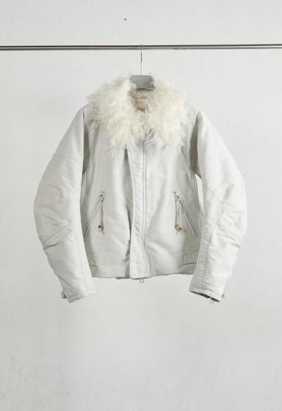 <img class='new_mark_img1' src='https://img.shop-pro.jp/img/new/icons14.gif' style='border:none;display:inline;margin:0px;padding:0px;width:auto;' />PADDED SHEARING COLLAR BIKER JACKET<br>(WHITE)