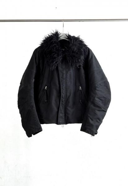 <img class='new_mark_img1' src='https://img.shop-pro.jp/img/new/icons14.gif' style='border:none;display:inline;margin:0px;padding:0px;width:auto;' />PADDED SHEARING COLLAR BIKER JACKET<br>(BLACK)