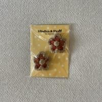 <img class='new_mark_img1' src='https://img.shop-pro.jp/img/new/icons14.gif' style='border:none;display:inline;margin:0px;padding:0px;width:auto;' />Misha and Puff Medium Flower Clip SetCinnamon