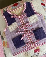 <img class='new_mark_img1' src='https://img.shop-pro.jp/img/new/icons14.gif' style='border:none;display:inline;margin:0px;padding:0px;width:auto;' />SISSEL EDELBO SAGE MINI VEST - STRIPE&FLORAL