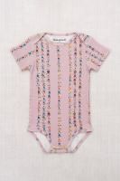 <img class='new_mark_img1' src='https://img.shop-pro.jp/img/new/icons14.gif' style='border:none;display:inline;margin:0px;padding:0px;width:auto;' />Misha and Puff Short Sleeve Lap Onesie Plum Petal Little Botanica