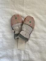 <img class='new_mark_img1' src='https://img.shop-pro.jp/img/new/icons14.gif' style='border:none;display:inline;margin:0px;padding:0px;width:auto;' />SISSEL EDELBO�� LELU MINI MITTENS (D: 3-6Y)