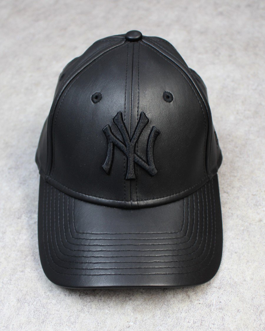 New Era New York Yankees 9Forty PU Leather Strapback Cap Black 