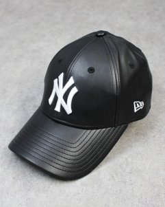 New Era New York Yankees 9Forty PU Leather Strapback Cap Black/White - Women's