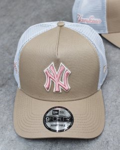 New Era New York Yankees 9Forty A-Frame Trucker Snapback Cap - Beige/Pink/White 