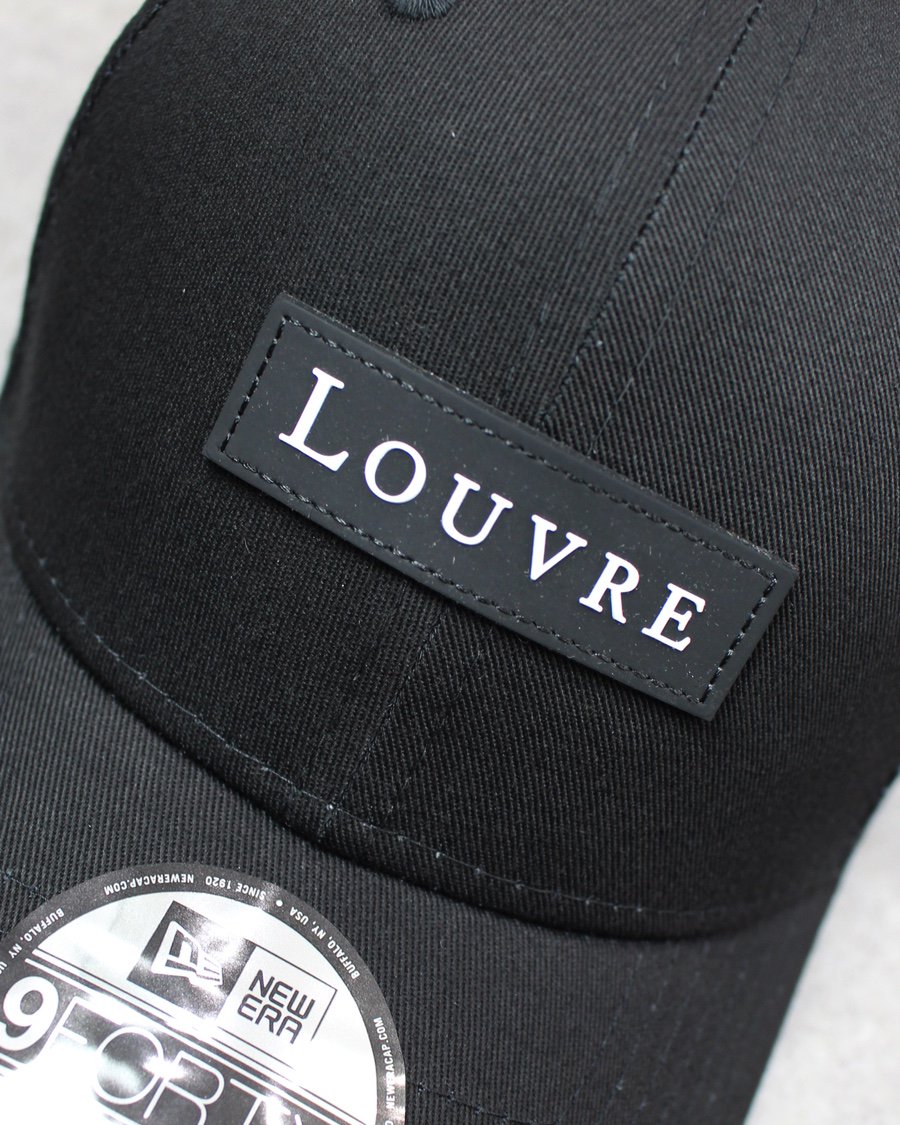 New Era × Louvre 9Forty Le Louvre Logo Strapback Cap - Black