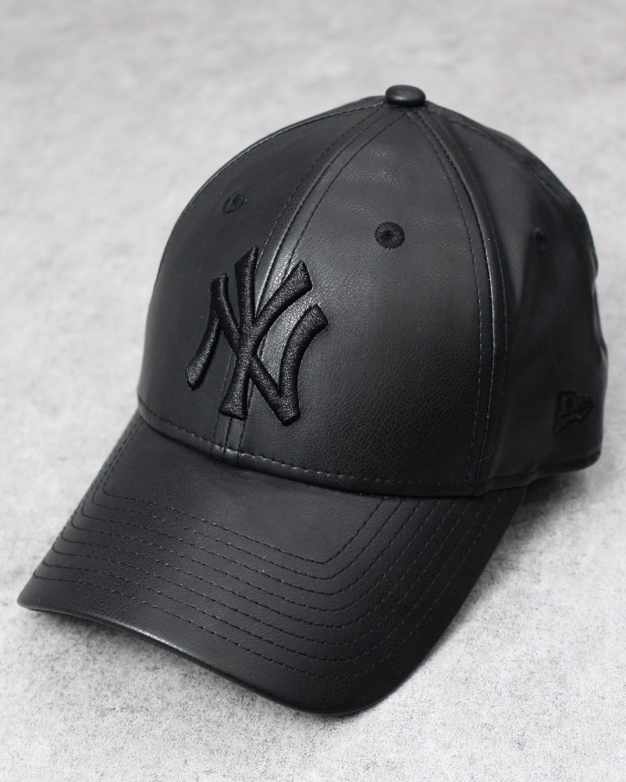 New Era New York Yankees 9Forty PU Leather Strapback Cap Black/Black - Women