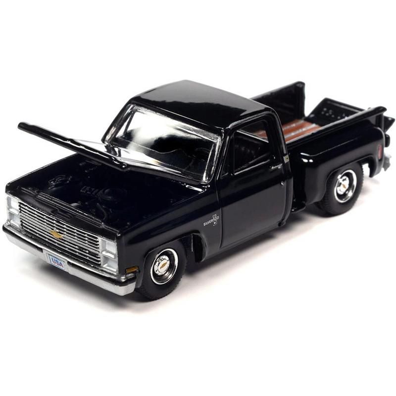 ミニカー 1/64スケール Auto World 1983 Chevrolet Silverado Stepside 