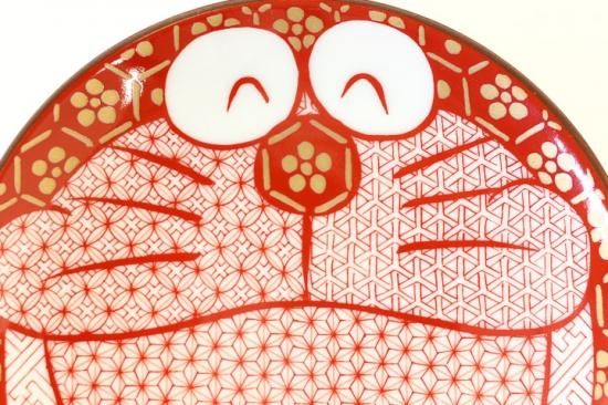 九谷の絵柄の中にドラえもんがデザインされた人気のシリーズ 九谷の絵柄の中にドラえもんがデザインされた人気のシリーズ