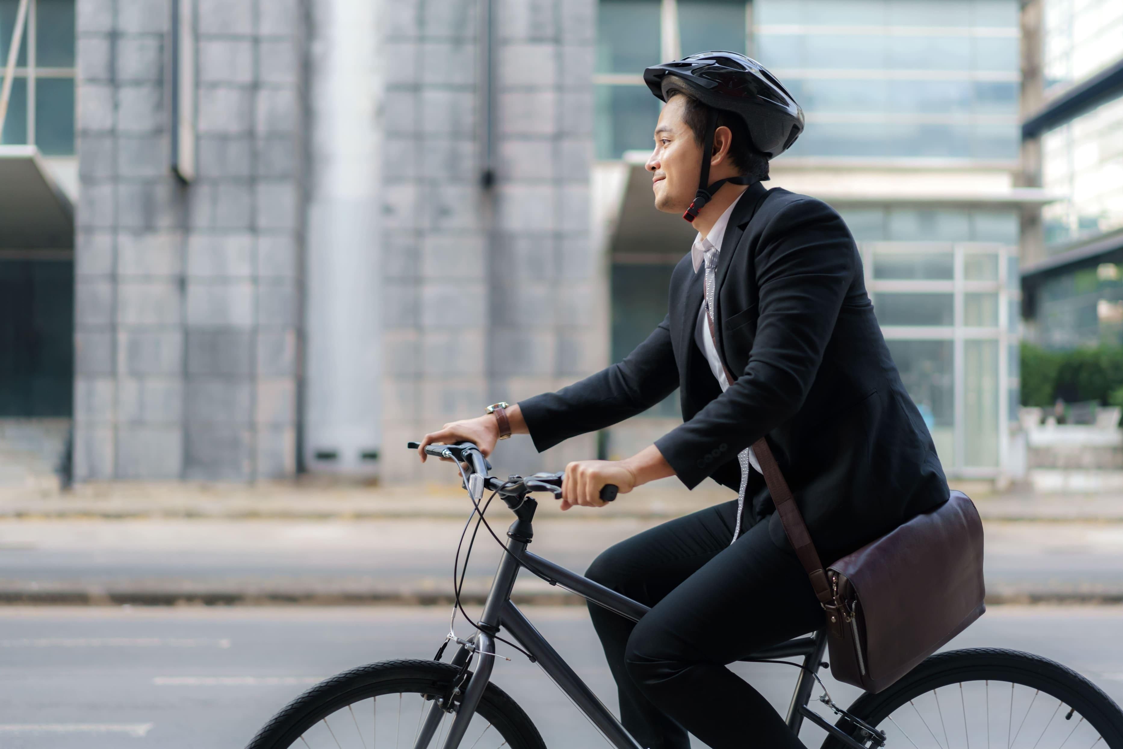 自転車で快適に通勤する男性