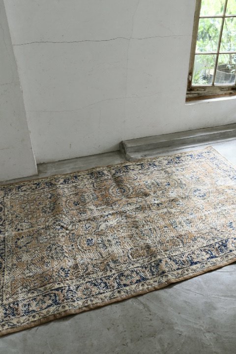 Turkish rug E 181753671