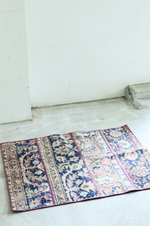 Turkish rug 182075868