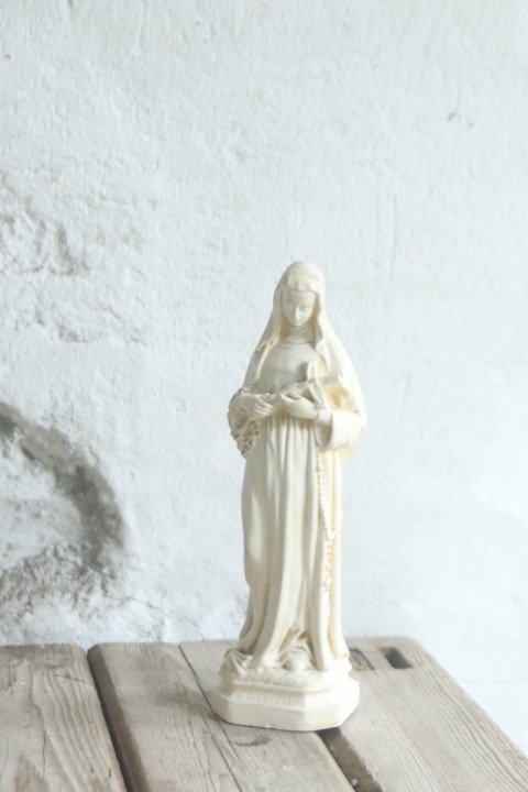 Statue of Mary 183533932