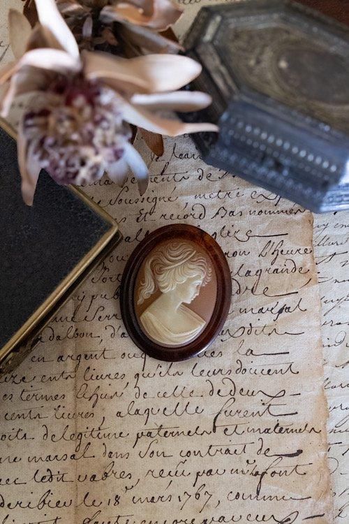 フランス　アンティーク　ブローチ 1920年代花模様のガラスのブローチ（5.5x3.5cm） イギリス