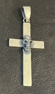 Skull On Plain Cross Pendant Quarter [P-212_Q]