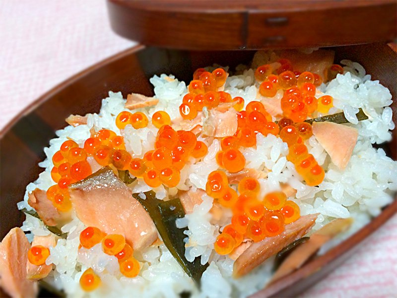 吹田商店×昭和食品「昆布で鮭は旨くなる！超簡単！炊き込み鮭ご飯」