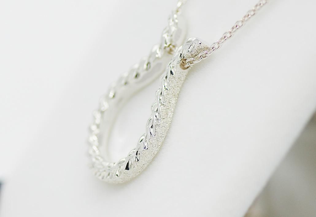 馬とペンダント 61SIXWK7eSL._AC_AC_SY300_QL30_.jpg