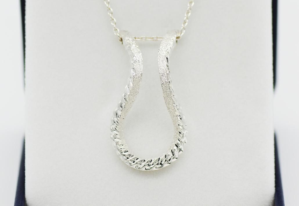 馬とペンダント 61SIXWK7eSL._AC_AC_SY300_QL30_.jpg