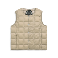 <b>TAION</b><br>23aw KIDS CREW  NECK  BUTTON  DOWN  VEST [ BASIC ]  with STORAGE BAG<br>S.BEIGE <img class='new_mark_img2' src='https://img.shop-pro.jp/img/new/icons1.gif' style='border:none;display:inline;margin:0px;padding:0px;width:auto;' />