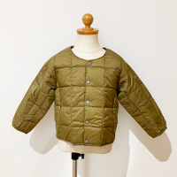 <b>TAION</b><br>23aw KIDS CREW NECK BUTTON DOWN JKT [ BASIC ]  with STORAGE BAG<br>BEIGE <img class='new_mark_img2' src='https://img.shop-pro.jp/img/new/icons1.gif' style='border:none;display:inline;margin:0px;padding:0px;width:auto;' />