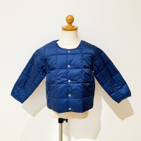 <b>TAION</b><br>23aw KIDS CREW NECK BUTTON DOWN JKT [ BASIC ]  with STORAGE BAG<br>D.BLUE <img class='new_mark_img2' src='https://img.shop-pro.jp/img/new/icons1.gif' style='border:none;display:inline;margin:0px;padding:0px;width:auto;' />