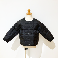 <b>TAION</b><br>23aw KIDS CREW NECK BUTTON DOWN JKT [ BASIC ]  with STORAGE BAG<br>BLACK <img class='new_mark_img2' src='https://img.shop-pro.jp/img/new/icons1.gif' style='border:none;display:inline;margin:0px;padding:0px;width:auto;' />