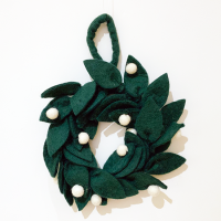 <b>Merrymerry</b><br>Leaf wreath<br>Green<img class='new_mark_img2' src='https://img.shop-pro.jp/img/new/icons1.gif' style='border:none;display:inline;margin:0px;padding:0px;width:auto;' />