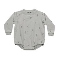 <b>QUINCY MAE</b><br>24aw CREWNECK BUBBLE ROMPER || MOONS<br>DUSTY-BLUE<img class='new_mark_img2' src='https://img.shop-pro.jp/img/new/icons1.gif' style='border:none;display:inline;margin:0px;padding:0px;width:auto;' />