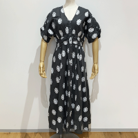 <b>ne Quittez pas</b><br>25ss COTTON VOILE SEDUM FOIL PRINT WAIST
GATHER DRESS<br>CHARCOAL<img class='new_mark_img2' src='https://img.shop-pro.jp/img/new/icons1.gif' style='border:none;display:inline;margin:0px;padding:0px;width:auto;' />