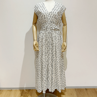 <b>ne Quittez pas</b><br>25ss COTTON VOILE SMALL FLOWER PRINT SLEEVELESS DRESS<br>GREY<img class='new_mark_img2' src='https://img.shop-pro.jp/img/new/icons1.gif' style='border:none;display:inline;margin:0px;padding:0px;width:auto;' />