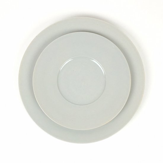 こいずみ みゆき リム皿（幅広）8寸／白 - shirushi（しるし） - うつわと暮らしの用品店