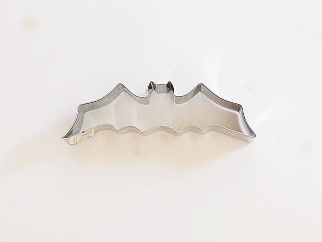<img class='new_mark_img1' src='https://img.shop-pro.jp/img/new/icons24.gif' style='border:none;display:inline;margin:0px;padding:0px;width:auto;' />HALLOWEEN クッキー型 BAT - Fox Run(ブリキ)