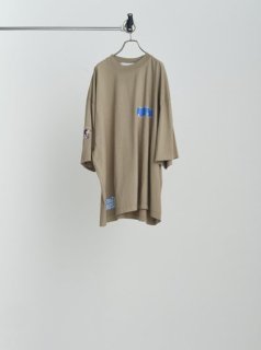 TEE/AZZM-STICKER(BEIGE)<img class='new_mark_img2' src='https://img.shop-pro.jp/img/new/icons43.gif' style='border:none;display:inline;margin:0px;padding:0px;width:auto;' />