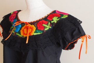 メキシコ・チアパス州・刺繍ブラウス（黒地・オレンジリボン）