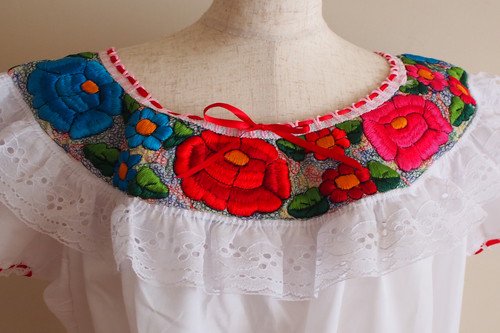 メキシコ・チアパス州・刺繍ブラウス