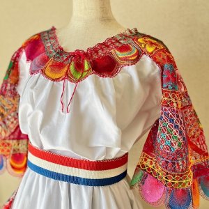 パラグアイ ニャンドゥティ・ドレス くり抜きアップリケタイプ　白×赤マルチカラー