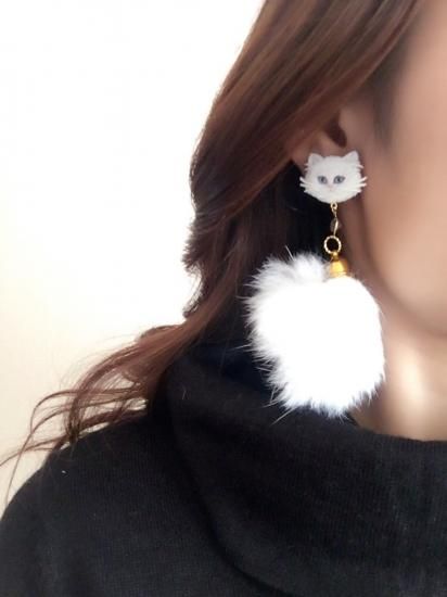 チェシャ猫級のふわふわしっぽとスワロフスキーが織り成す