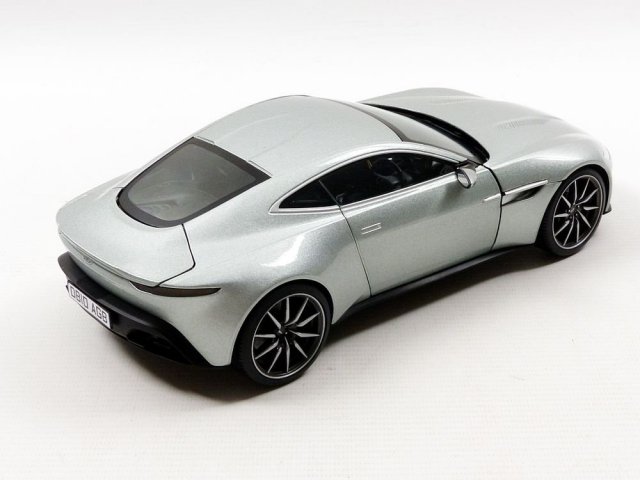 ホットウィール エリート 1/18 アストン マーティン DB10 