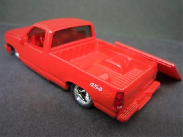 M2マシーン Mijo 1/64 1993 シボレー C1500 SS 454 - RED