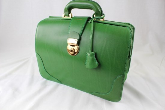 【女性のダレス】鮮やかなグリーンのダレスバッグ,おしゃれレディースバッグ,ダレスバッグ,ドクターズバッグ, Arihiro　Pelle　Design
