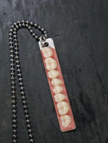 <img class='new_mark_img1' src='https://img.shop-pro.jp/img/new/icons8.gif' style='border:none;display:inline;margin:0px;padding:0px;width:auto;' />SILVER PENDANT WITH EIGHT RESERVE TEETH