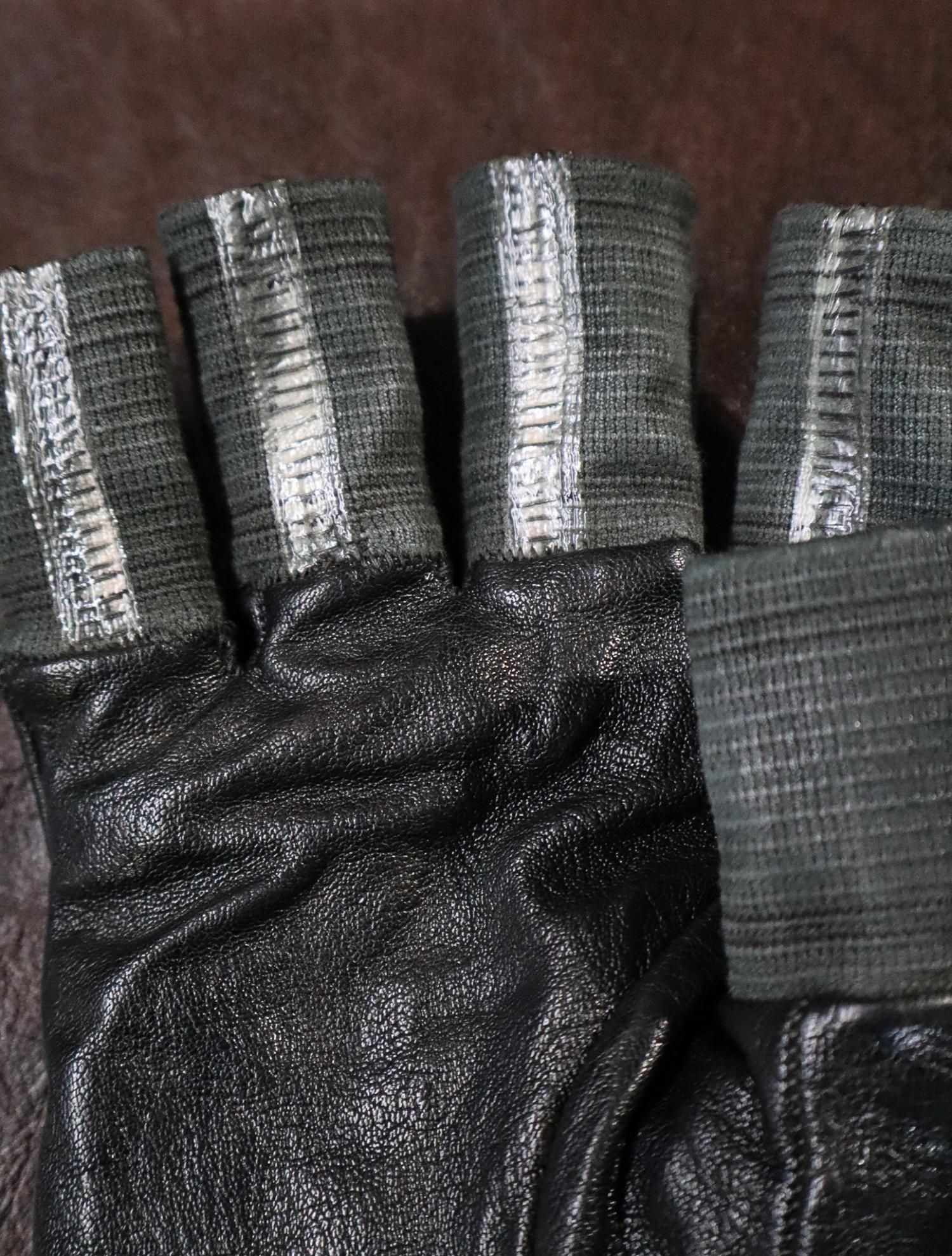 O.DYED DISPARATE FINGERCUFF GLOVES / CAROL CHRISTIAN POELL