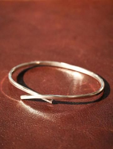 <img class='new_mark_img1' src='https://img.shop-pro.jp/img/new/icons8.gif' style='border:none;display:inline;margin:0px;padding:0px;width:auto;' />bangle embrace