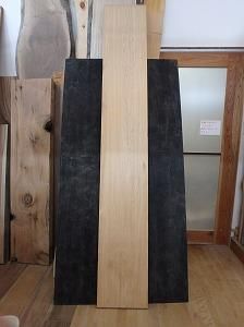 台湾桧の一枚板天板でサイズが約3040mm x300mm x32mm程度