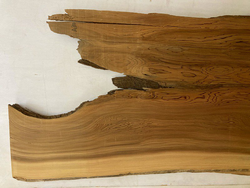 御山杉（伊勢神宮地方社木）右上部削り残しあり 一枚板のデスク天板サイズ 約1200～2000mm x 620ｍｍ（中間） x 59mm