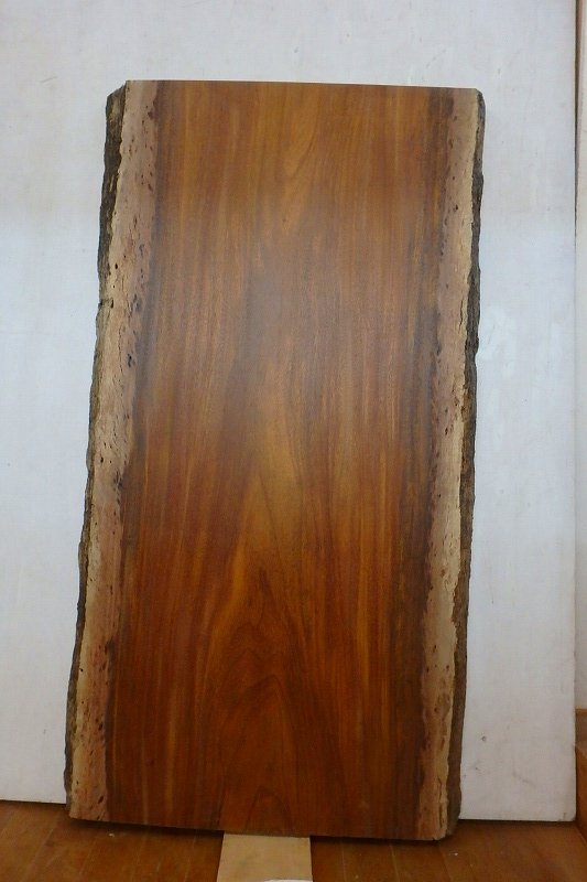 アフリカングリーンハート(別名、オカン、デンヤ)の一枚板です。 サイズが約１４２０mm x６８０~６９０mm x ５５mm程度