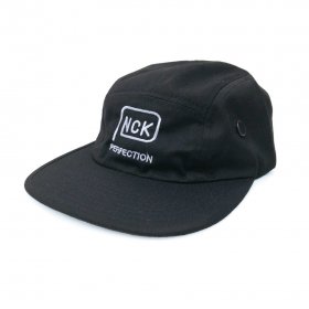 <img class='new_mark_img1' src='https://img.shop-pro.jp/img/new/icons5.gif' style='border:none;display:inline;margin:0px;padding:0px;width:auto;' />PANCAKE - PERFECTION LOGO MILITARY CAP - BLACK