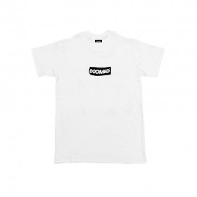 <img class='new_mark_img1' src='https://img.shop-pro.jp/img/new/icons5.gif' style='border:none;display:inline;margin:0px;padding:0px;width:auto;' />DOOMED - STICKY LOGO TEE - WHITE