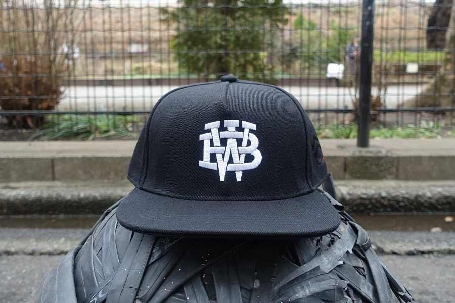 W-BASE x PNCK - COLLEGE LOGO SNAP BACK CAP - BLACK